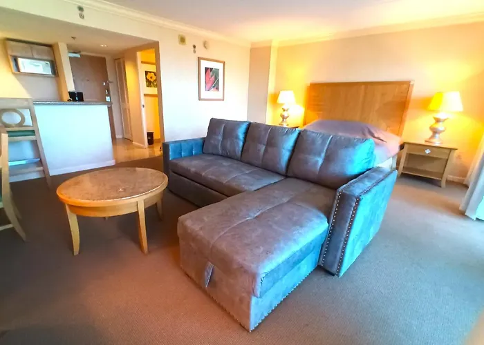 Ilikai Apt 302 - Spacious Studio With Stunning Ocean & Harbor Views