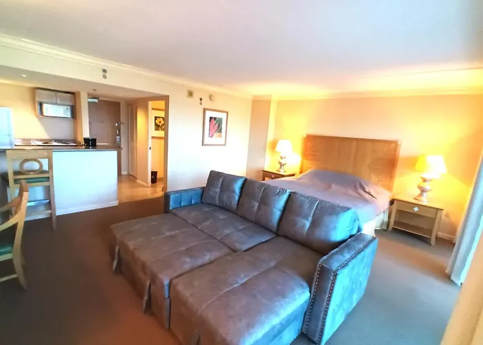 Ilikai Apt 302 - Spacious Studio With Stunning Ocean & Harbor Views