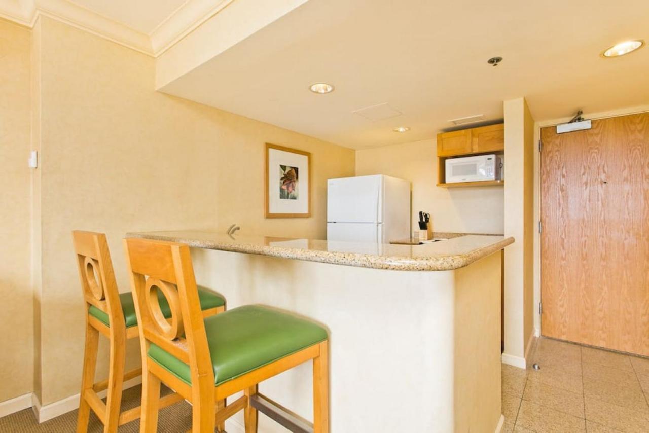 Ilikai 302 - Spacious With Stunning Ocean & Harbor Views Hébergement de vacances Honolulu