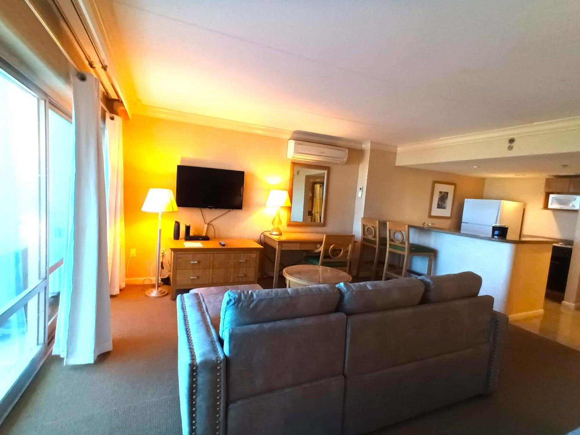 Ilikai 302 - Spacious With Stunning Ocean & Harbor Views Hébergement de vacances Honolulu